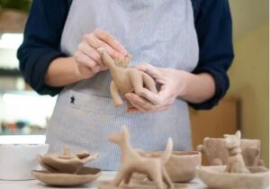 PRESENCIAL: PR61 - Habitantes das Histórias – Modelação de figuras em barro