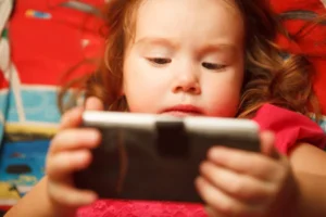 ONLINE: A6 - Crescer com Ecrãs: como guiar as crianças no mundo digital